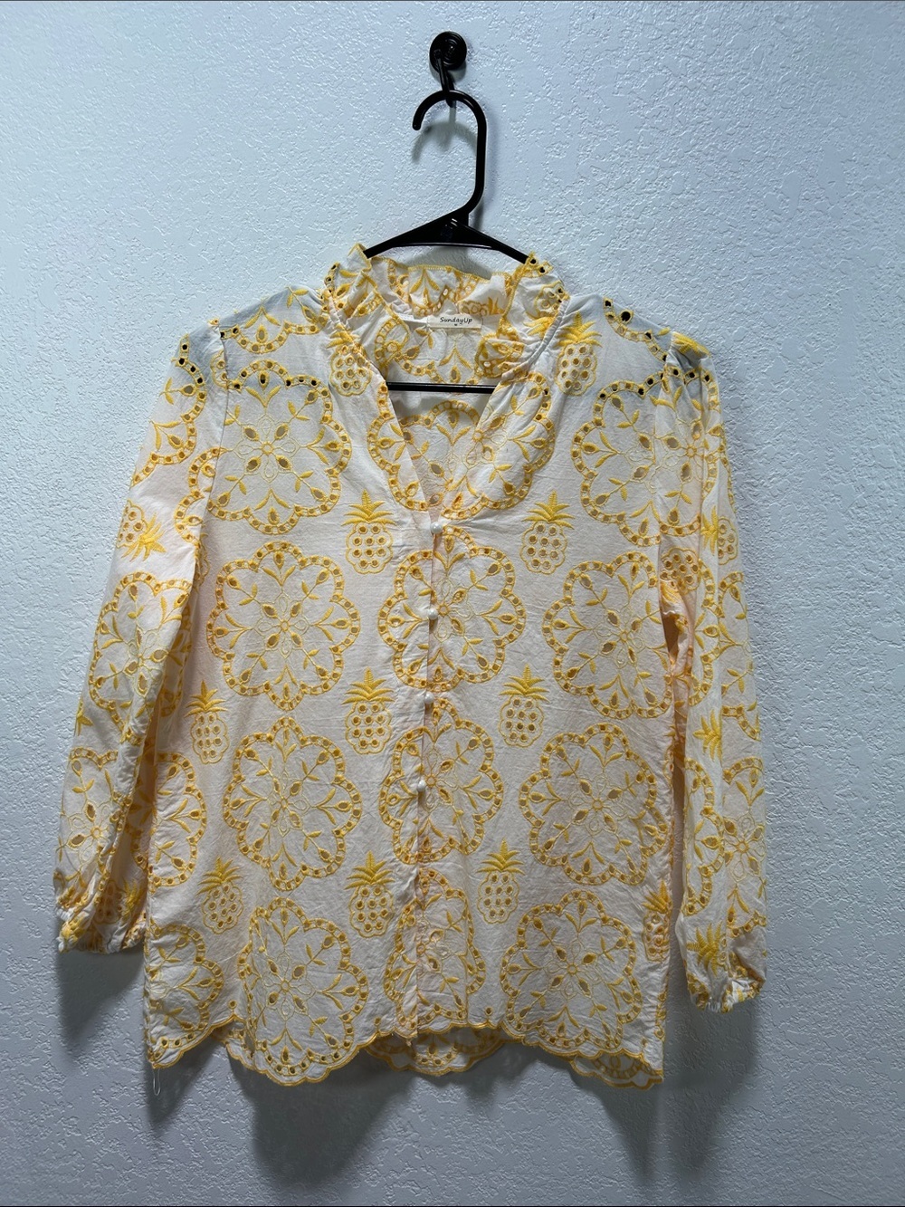 Sunday Up Women’s White Button-Down Shirt with Yellow Pineapple Embroidery Sz M